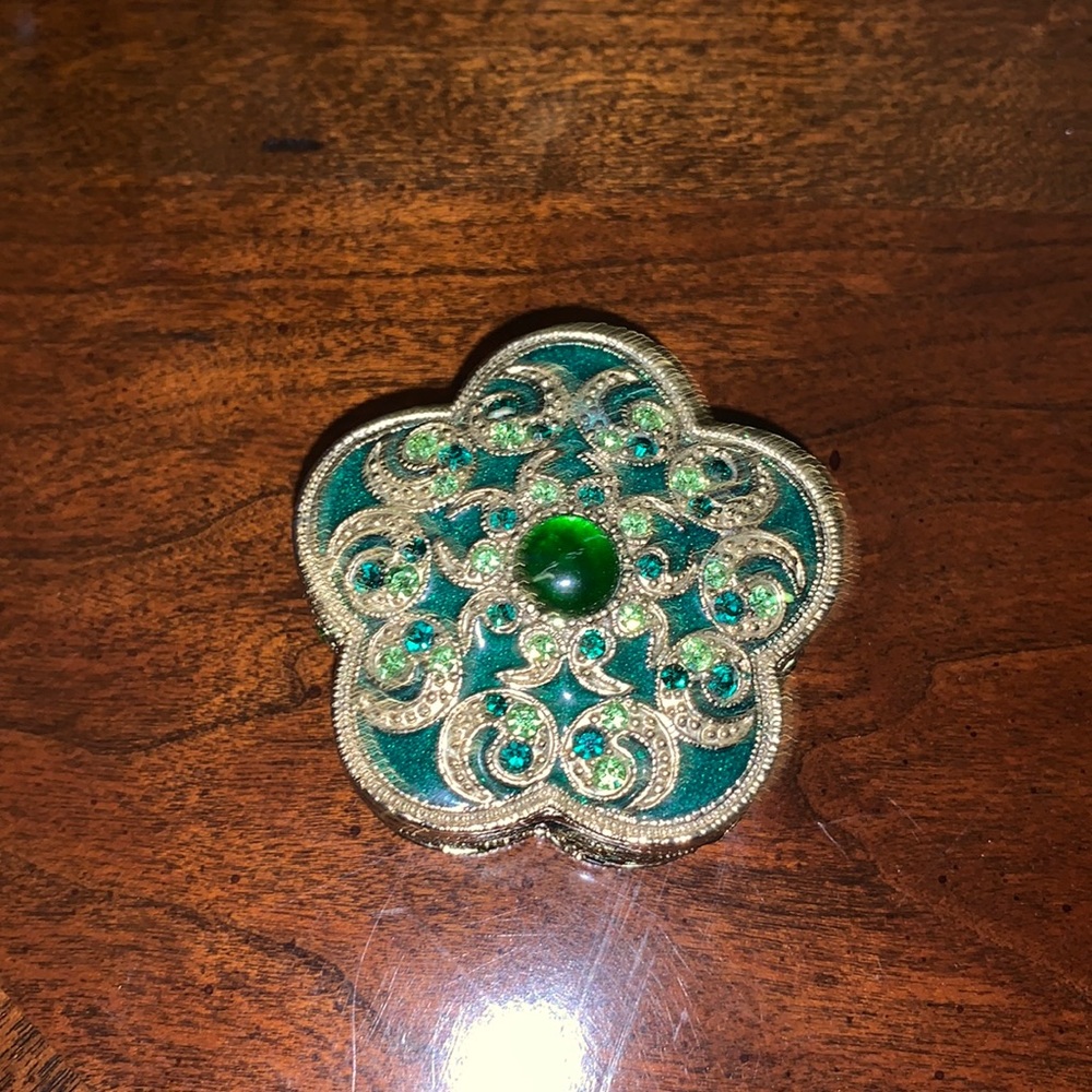 Emerald green jewlery holder
